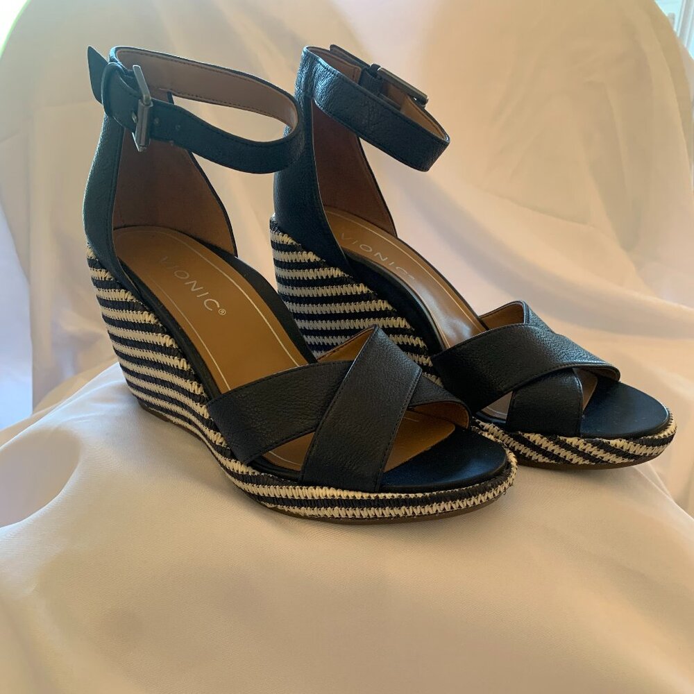Vionic Wedge Sandals Size 7 Navy and White